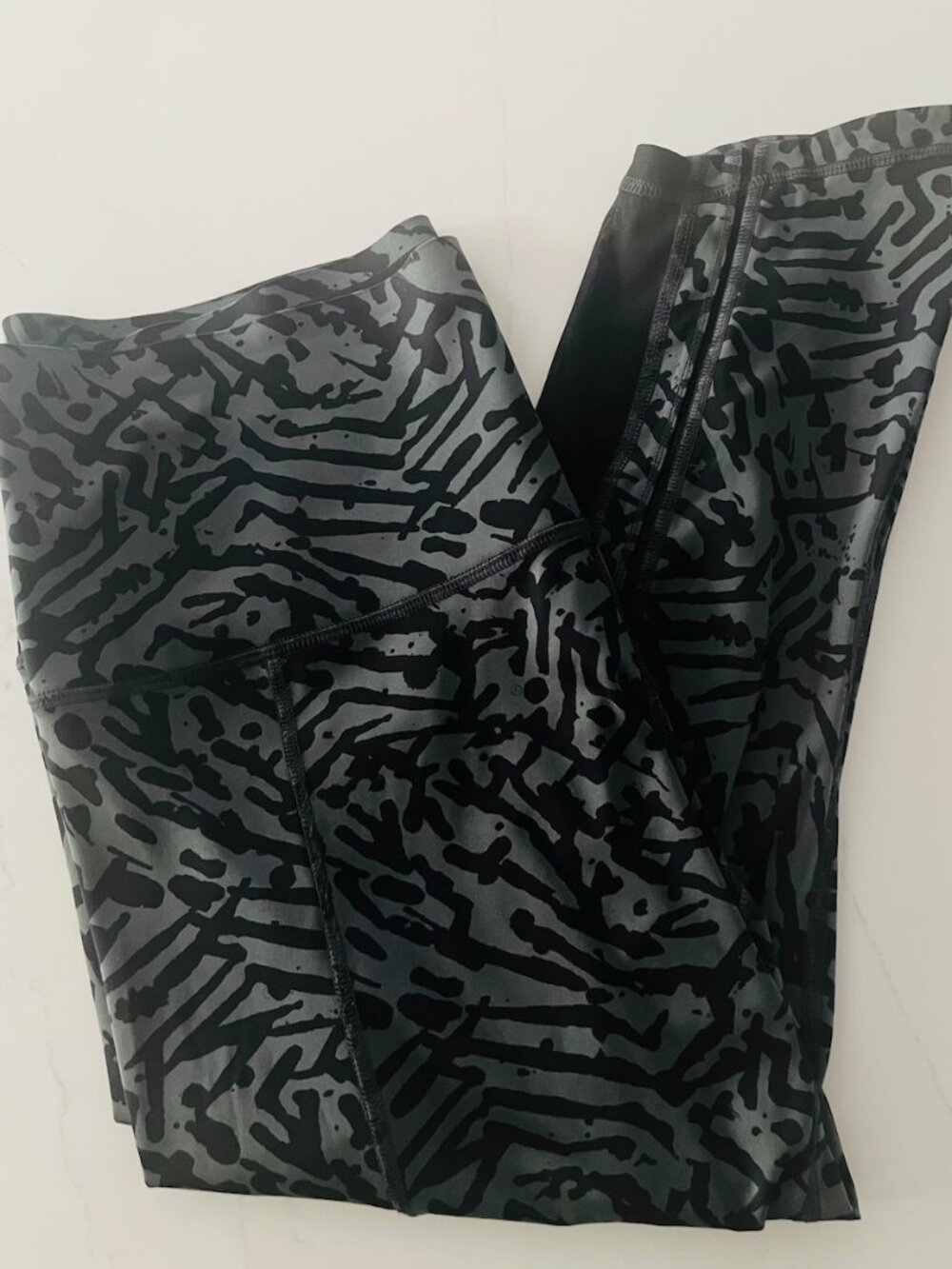 Lululemon Hot-to-Street Printed Mesh insert Capri